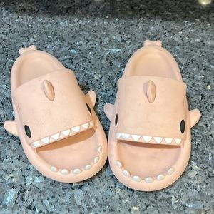 Shark slides size 8.5/9.5 size 40/41